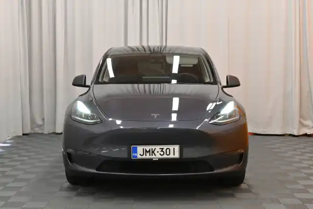 Harmaa Tila-auto, Tesla Model Y – JMK-301