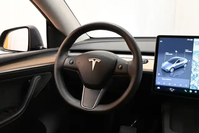 Harmaa Tila-auto, Tesla Model Y – JMK-301