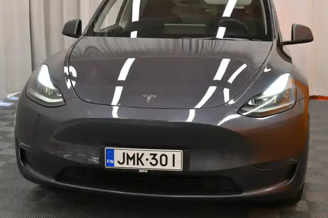 Harmaa Tila-auto, Tesla Model Y – JMK-301