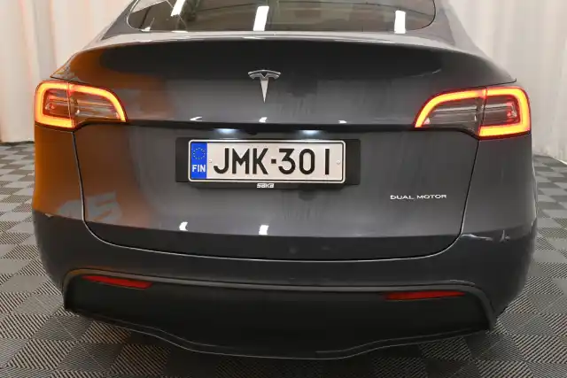 Harmaa Tila-auto, Tesla Model Y – JMK-301