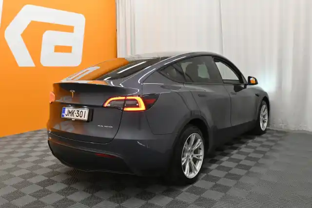 Harmaa Tila-auto, Tesla Model Y – JMK-301