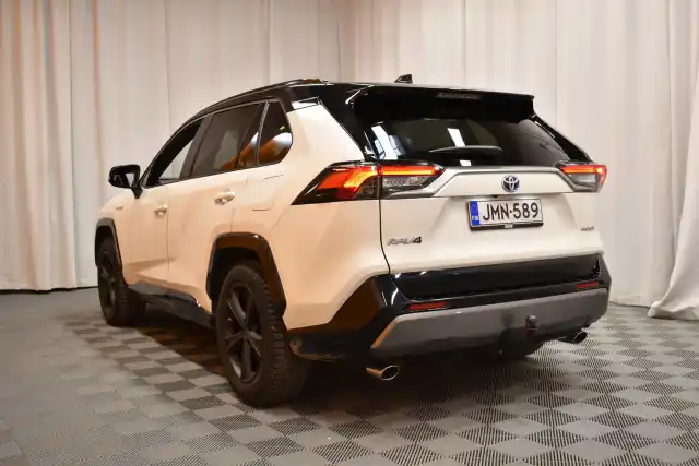 Valkoinen Maastoauto, Toyota RAV4 – JMN-589