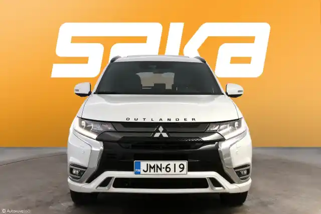 Valkoinen Maastoauto, Mitsubishi OUTLANDER PHEV – JMN-619