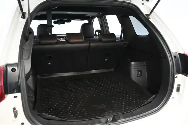 Valkoinen Maastoauto, Mitsubishi OUTLANDER PHEV – JMN-619