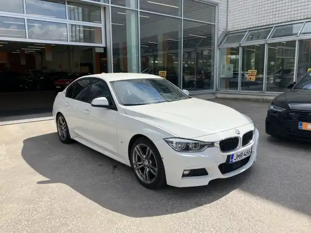 Valkoinen Sedan, BMW 330 – JMR-456