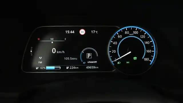 Musta Viistoperä, Nissan Leaf – JMS-114