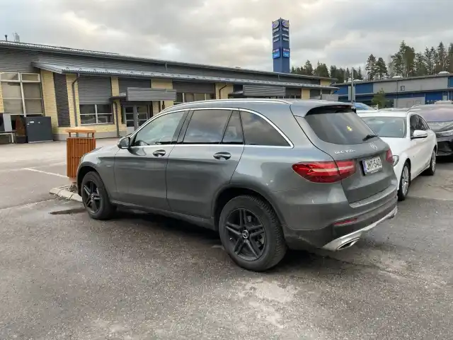 Harmaa Maastoauto, Mercedes-Benz GLC – JMT-540