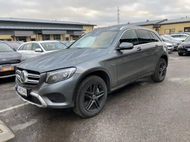 Harmaa Maastoauto, Mercedes-Benz GLC – JMT-540