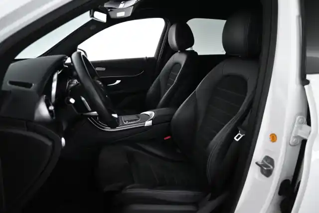 Valkoinen Maastoauto, Mercedes-Benz GLC – JMY-414