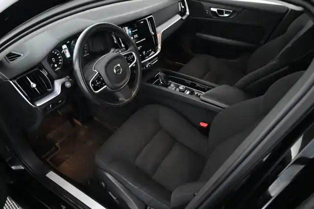 Musta Farmari, Volvo V60 – JMY-823