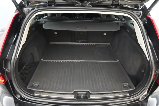 Musta Farmari, Volvo V60 – JMY-823
