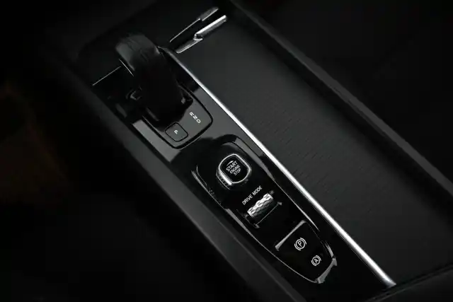 Musta Farmari, Volvo V60 – JMY-823