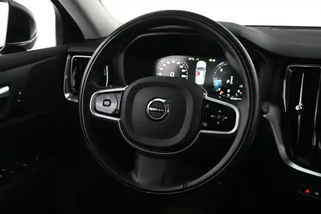 Musta Farmari, Volvo V60 – JMY-823