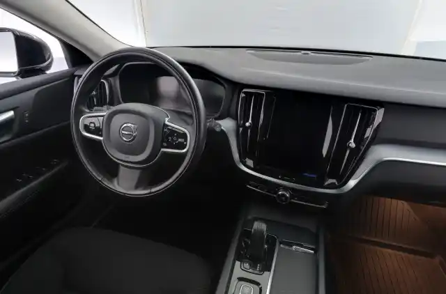 Musta Farmari, Volvo V60 – JMY-823