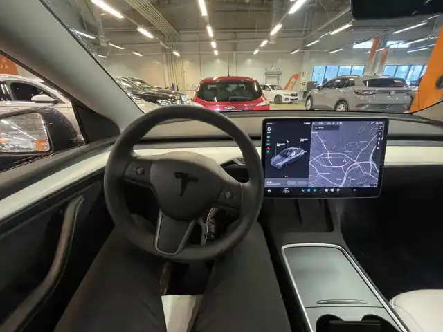 Harmaa Maastoauto, Tesla Model Y – JMZ-693