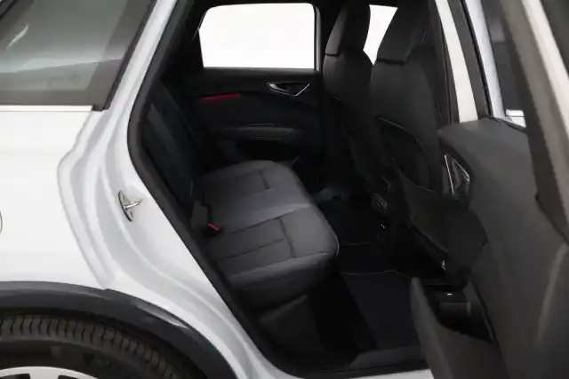 Valkoinen Maastoauto, Audi Q4 e-tron – JMZ-843