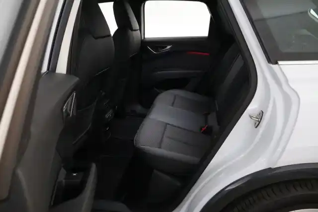Valkoinen Maastoauto, Audi Q4 e-tron – JMZ-843