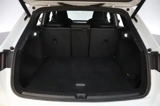 Valkoinen Maastoauto, Audi Q4 e-tron – JMZ-843