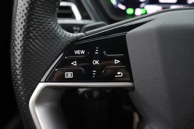 Valkoinen Maastoauto, Audi Q4 e-tron – JMZ-843