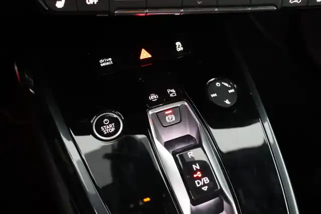 Valkoinen Maastoauto, Audi Q4 e-tron – JMZ-843