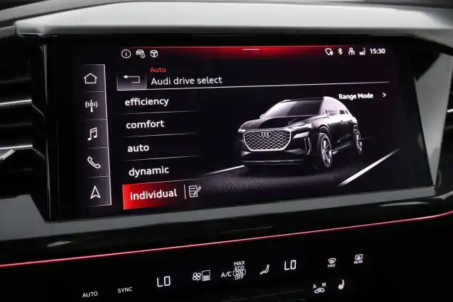 Valkoinen Maastoauto, Audi Q4 e-tron – JMZ-843