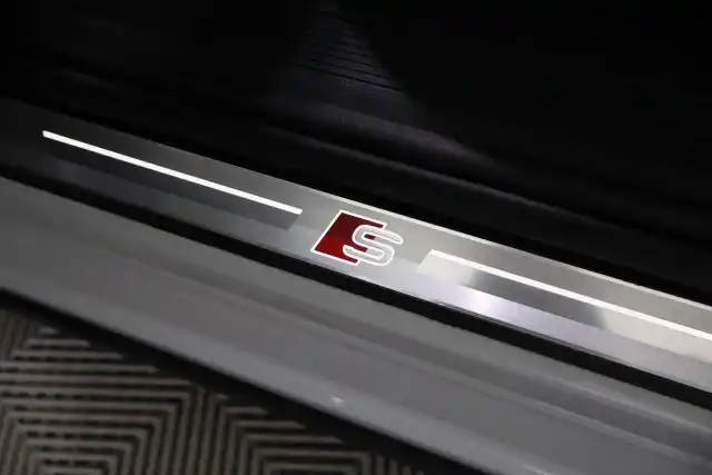 Valkoinen Maastoauto, Audi Q4 e-tron – JMZ-843