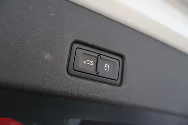 Valkoinen Maastoauto, Audi Q4 e-tron – JMZ-843