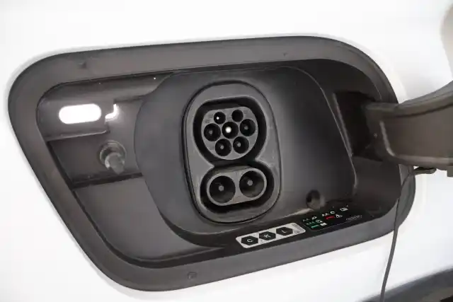 Valkoinen Maastoauto, Audi Q4 e-tron – JMZ-843