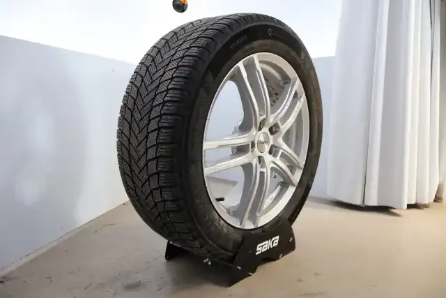 Valkoinen Maastoauto, Audi Q4 e-tron – JMZ-843