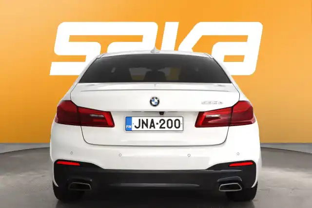 Valkoinen Sedan, BMW 530 – JNA-200