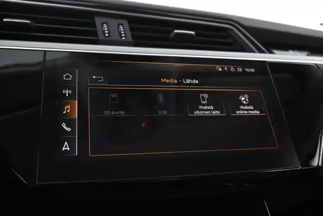 Sininen Maastoauto, Audi e-tron – JNA-764