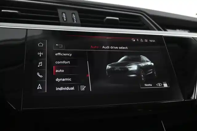 Sininen Maastoauto, Audi e-tron – JNA-764