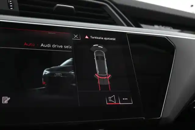 Sininen Maastoauto, Audi e-tron – JNA-764