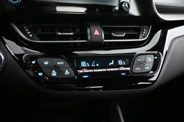 Harmaa Maastoauto, Toyota C-HR – JNF-256