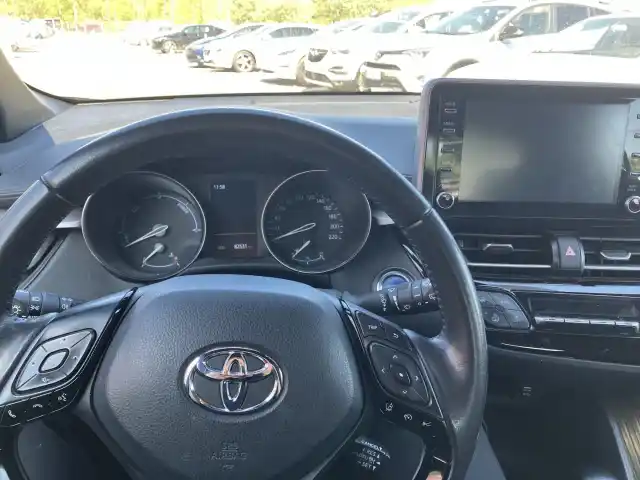 Harmaa Maastoauto, Toyota C-HR – JNF-256