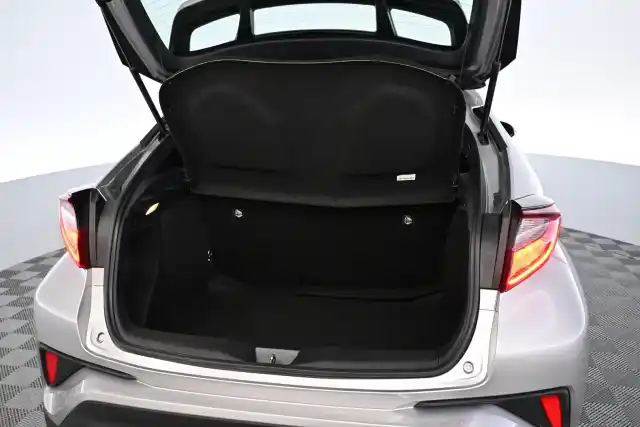 Harmaa Maastoauto, Toyota C-HR – JNF-256