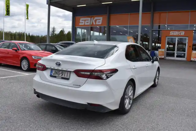 Valkoinen Sedan, Toyota Camry – JNG-911