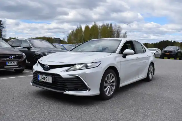 Valkoinen Sedan, Toyota Camry – JNG-911
