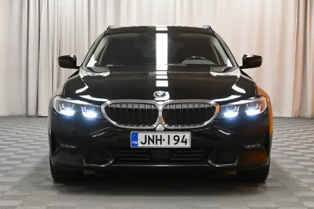 Musta Farmari, BMW 330 – JNH-194