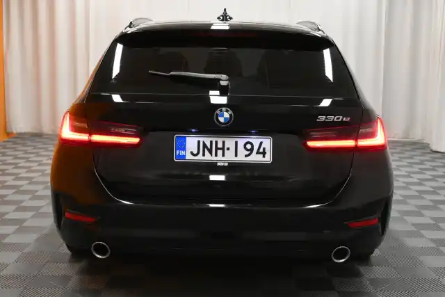 Musta Farmari, BMW 330 – JNH-194