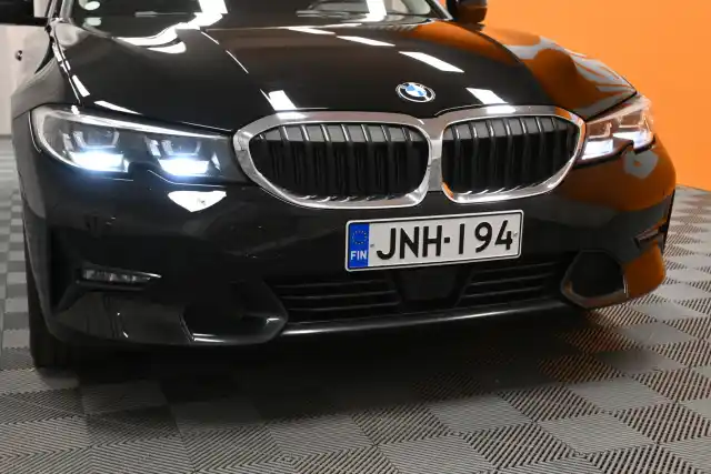 Musta Farmari, BMW 330 – JNH-194