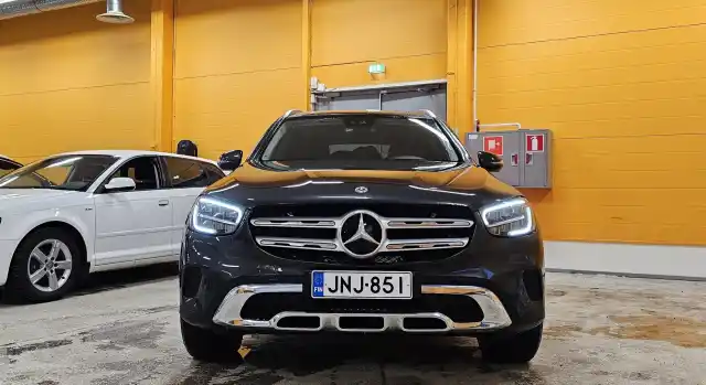 Harmaa Maastoauto, Mercedes-Benz GLC – JNJ-851