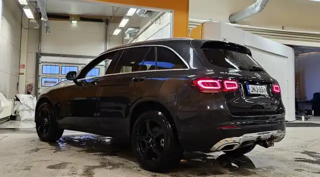 Harmaa Maastoauto, Mercedes-Benz GLC – JNJ-851