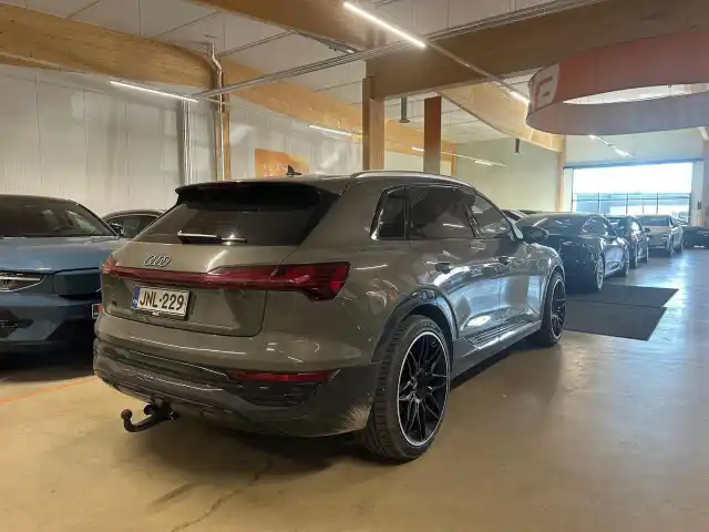 Harmaa Maastoauto, Audi Q8 e-tron – JNL-229