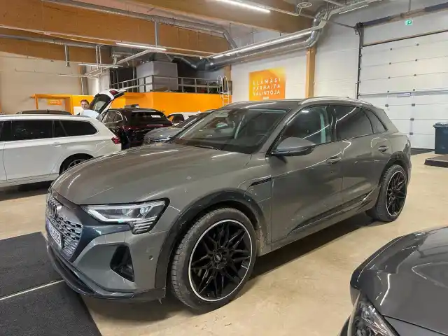 Harmaa Maastoauto, Audi Q8 e-tron – JNL-229