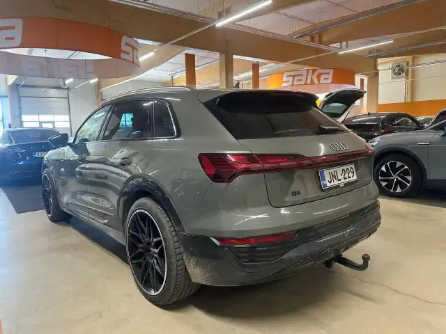 Harmaa Maastoauto, Audi Q8 e-tron – JNL-229