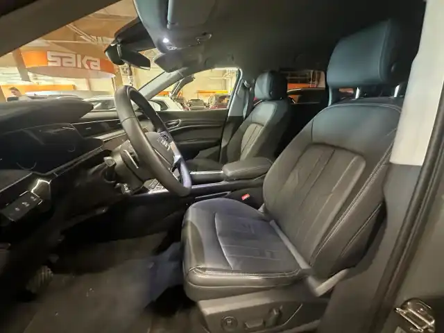 Harmaa Maastoauto, Audi Q8 e-tron – JNL-229