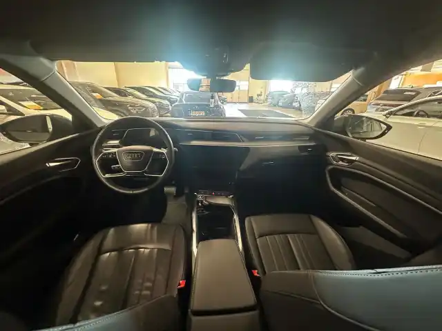 Harmaa Maastoauto, Audi Q8 e-tron – JNL-229