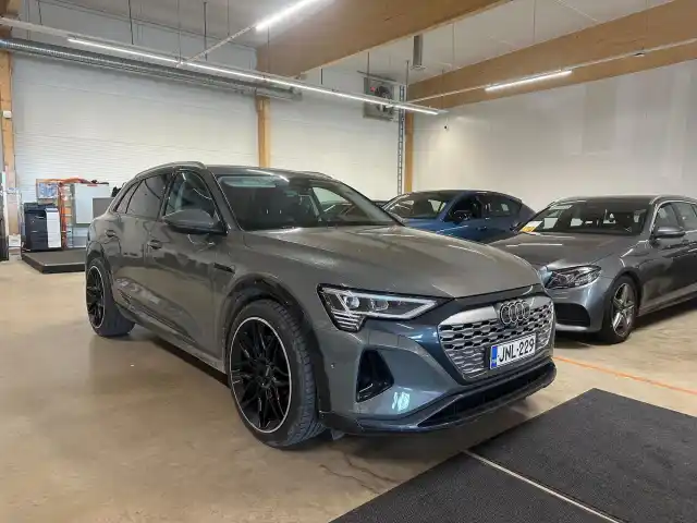 Harmaa Maastoauto, Audi Q8 e-tron – JNL-229