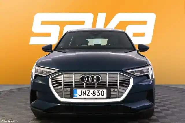 Sininen Maastoauto, Audi e-tron – JNZ-830